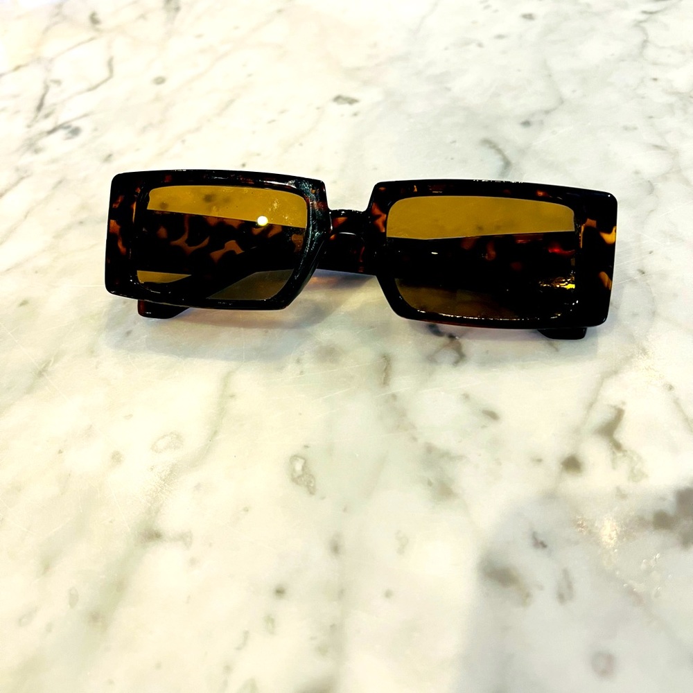 Tortoise Shell Rectangular Sunglasses. - Picture 1 of 2